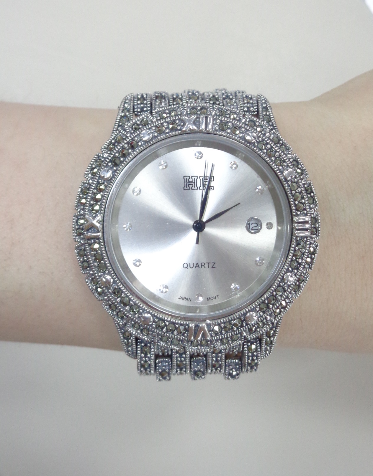 Серебряные часы с марказитами